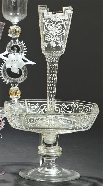 Lote 1066
Dulcero de cristal esmaltado al fuego en blanco, Francia ff. S. XIX,