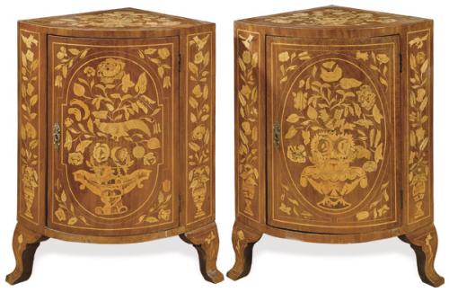Lote 1071
Pareja de muebles rinconero semicircular, con una puerta abatible en el frente, con un jarrón con flores en un medallón ovalado.
Holanda, S. XVIII