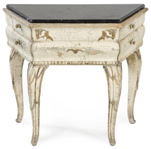 Lote 1073
Mesa consola neoclásica con tapa de mármol negro de forma trapezoidal, sobre una ancha consola moldurada, con cajones laterales y patas talladas ligeramente cabriolé en madera pintada en blanco y decoración tallada parcialmente dorada.
