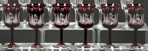 Lote 1087
Juego de seis copas de licor en cristal de Bohemia rojo rubí tallado.