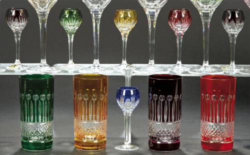 Lote 1095
Juego de seis copas de licor de cristal alemán Barthmann tallado y esmaltado en distintos colores.