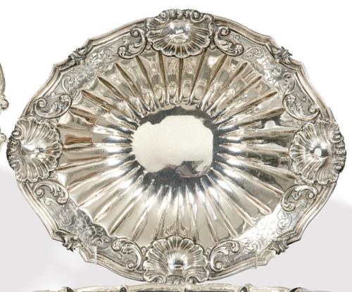 Lote 1102
Centro oval de mesa de plata punzonada Ley 800.