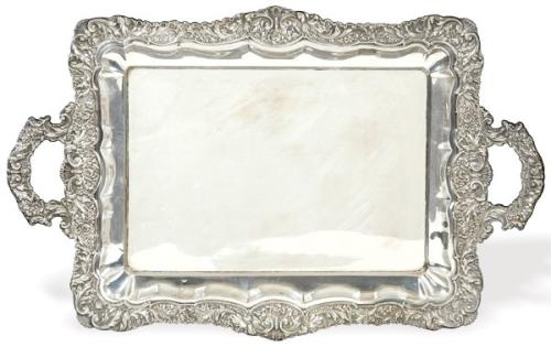 Lote 1104
Bandeja rectangular de dos asas, de plata española punzonada 1ª Ley de Pasgorcy.