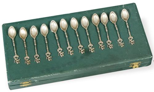 Lote 1105
Juego de doce cucharillas de plata española punzonada 1ª Ley de López.