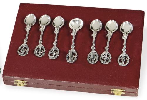Lote 1106
Juego de seis cucharillas de café y una de azucar de plata española con mangos rematados en amorcillo músico.
