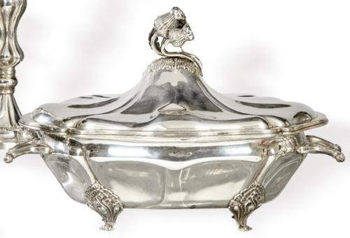 Lote 1108
Sopera de plata española punzonada 1ª Ley de Cortabarría y Cia.
Con pomo en forma de frutos y cuatro patas.