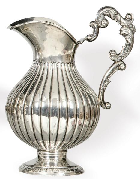 Lote 1109
Jarra de plata española punzonada 1ª Ley con marca comercial de Sta. Cruz.