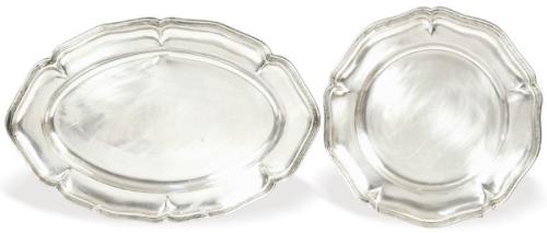 Lote 1114
Bandeja oval y bandeja circular de servir en plata española punzonada 1ª Ley de Montejo, una con marca comercial de Agruña y la otra de J. Pérez Fernández.