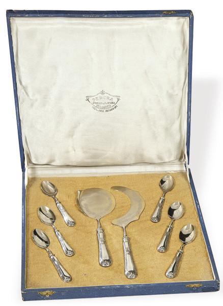 Juego de seis cucharillas y dos cubiertos de servir tarta en plata.