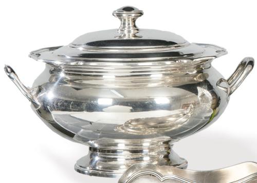 Lote 1160
Sopera esférica de plata española punzonada 1ª Ley de Dionisio García.