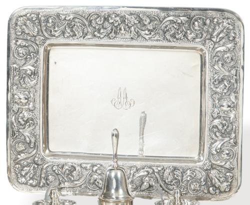 Lote 1162
Bandeja rectangular de plata española punzonada 1ª Ley.