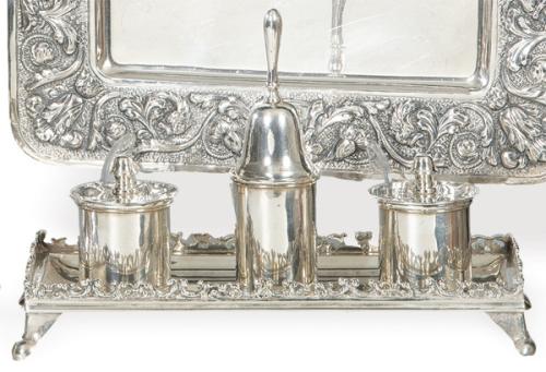 Lote 1163
Escribanía de plata española punzonada 1ª Ley de HG.
Con dos tinteros y campanilla.