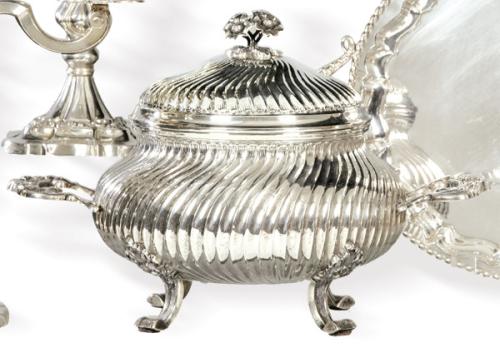 Lote 1173
Sopera de plata española punzonada 1ª Ley con marca comercial de Sta. Cruz.