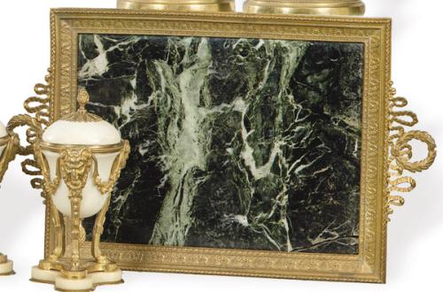Lote 1182
Bandeja  de bronce y mármol serpentín Napoleón III, Francia h. 1850.