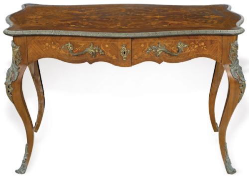 Lote 1183
Mesa de centro Napoleón III, estilo Luis XV de madera de palo de rosa con decoración de motivos vegetales en marquetería en maderas finas, con aplicaciones de bronce.
Francia, finales S. XIX