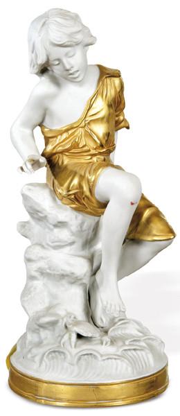 Lote 1184
Niño sobre tronco de árbol en porcelana de biscuit con vestimenta dorda.