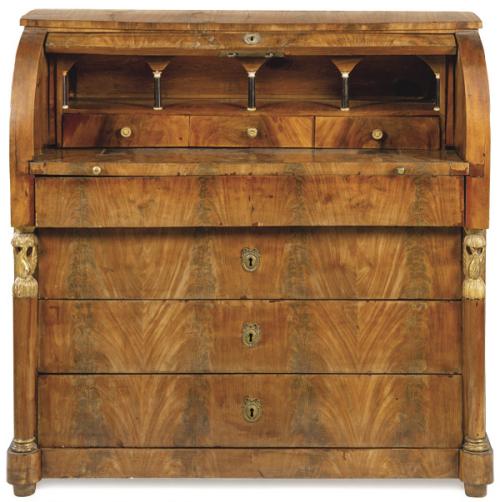 Lote 1188
Bureau Imperio con tapa de cilindro y escritorio extraible en madera de caoba y palma de caoba, revela al abrirse una serie de cajones y compartimentos separados por columnas en madera ebonizada  y bronce. Francia, primer tercio S. XIX