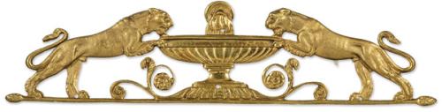 Lote 1190
Aplique para mueble de bronce dorado de dos leonas bebiendo de una fuente S. XIX.