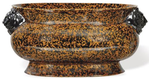 Lote 1192
Jardinera en cerámica pintada y esmaltada, de diseño clásico, con asas modeladas en forma de cabezas de león.
Italia, S. XX