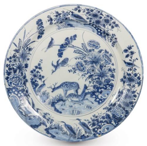 Lote 1199
Gran plato en cerámica pintada en tonos azules de Delft, en el centro y delimitado por dos líneas se representan dos ciervos y aves sobre fondo de flores y hojas, rodeado por un borde con garzas en el agua, con flores y aves. Holanda, S. XVIII