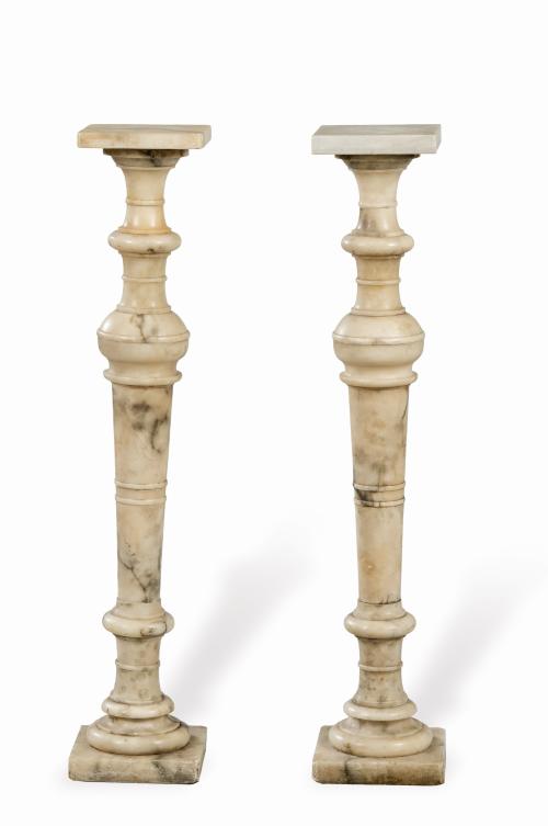 Lote 1206
Pareja de peanas de alabastro S. XIX