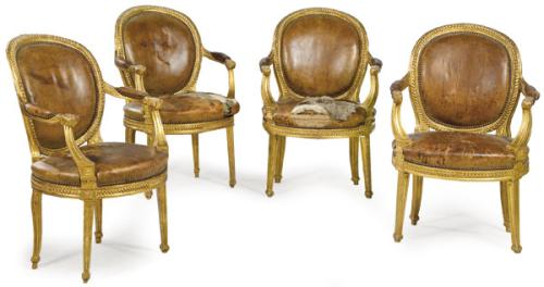 Lote 1210
Conjunto de cuatro butacas Neoclásicas en madera tallada y dorada, con tapicería de piel color natural. 
Italia, finales S. XVIII