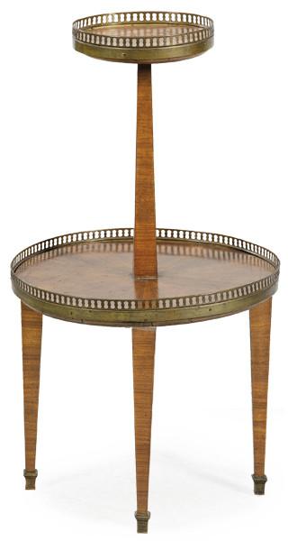 Lote 1211
Serviteur fidèle estilo Luis XVI en madera de caoba con dos baldas circulares de diferentes tamaños, con barandilla de latón calada, sobre patas troncopiramidales. Francia, S. XX