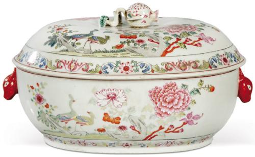 Lote 1212
Sopera de porcelana siguiendo el modelo de Compañía de Indias de "Doble Pavo Real" que se hizo para el rey Joao VI de Portugal h. 1750, realizada en Europa en el S. XIX.