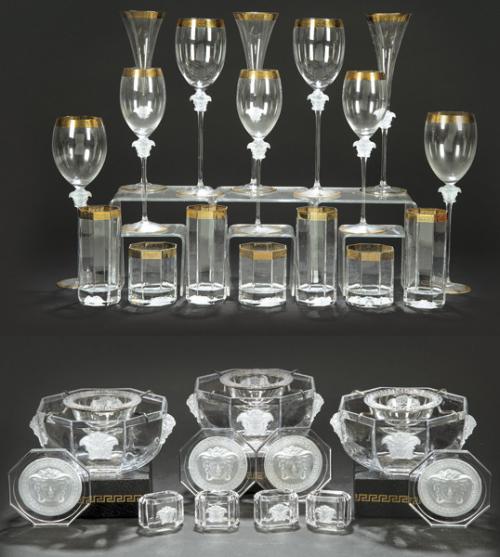 Lote 1219
Cristalería de Versace realizada por Rosenthal en cristal con decoración de grecas doradas y cabeza de medusa en relieve en cristal opalescente.
