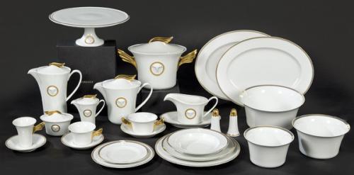 Lote 1221
Vajilla Medaillon Meandre d'Or de Versace para Rosenthal studio-Linie en porcelana esmaltada en blanco y dorado. Con caviareras, posavasos y servilleteros de cristal.
