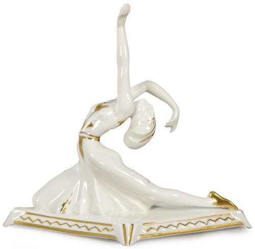 Lote 1230
Figura de bailarina art decó en porcelana esmaltada en blanco y dorado de Hutchenreuter, Selb Bavaria, sobre base romboidal. Con marcas en la base. Alemania, años 20