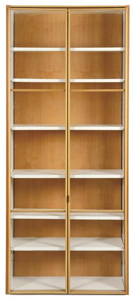 Lote 1319
Estantería vitrina de Molteni en madera de cerezo y lacada en blanco, con dos puertas plegables en acordeón, acristaladas con tiradores de cuero y baldas interiores regulables en altura. S. XX