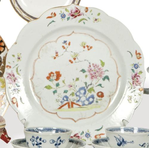 Lote 1327
Plato de porcelana de Compañía de Indias Familia Rosa, Dinastía Qing, época de Qianlong (1736-95).
