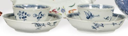 Lote 1328
Pareja de cuencos con plato de porcelana china azul y blanco, Dinastía Qing, época de Kangxi (1662-1722).