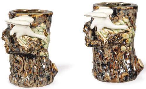 Lote 1330
Pareja de jarras de porcelana china con vidriado tipo sancai, mediados S. XX.