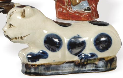 Lote 1345
Gato almohada chino de porcelana S. XX