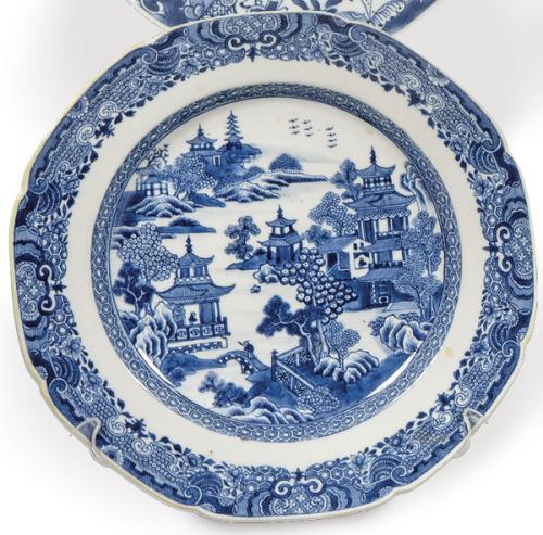 Lote 1354
Plato de borde ondulado de porcelana de Compañía de Indias azul y blanco, Dinastía Qing, época de Qianlong (1736-95)