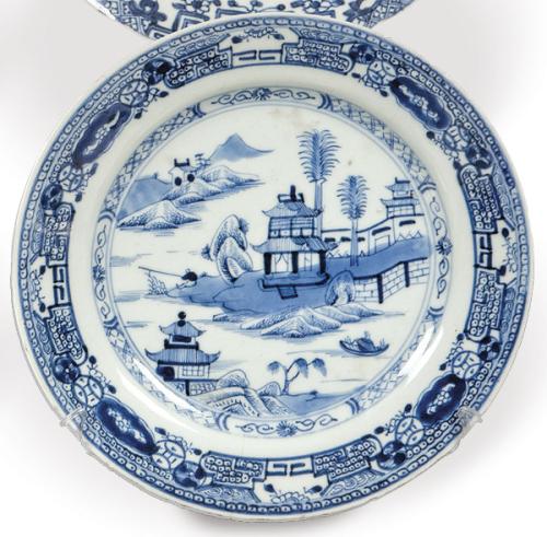 Lote 1356
Plato de porcelana de Compañía de Indias azul y blanco, Dinastía Qing, época de Qianlong (1736-95)