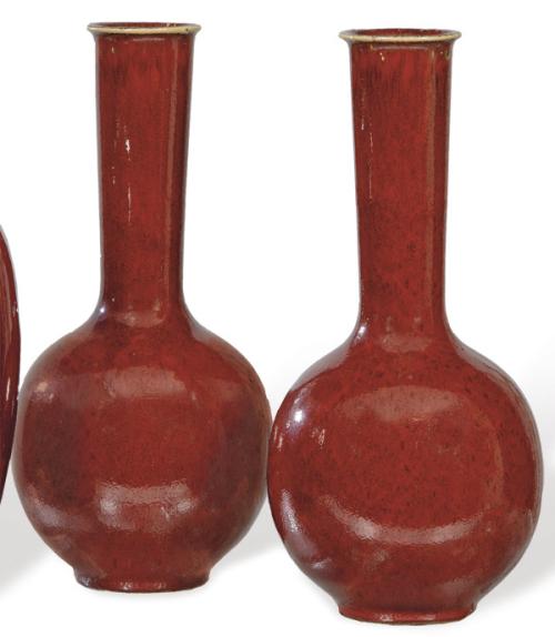 Lote 1364
Pareja de jarrones de cuello largo de porcelana china con vidriado Sangre de Buey, Dinastía Qing ff. S. XIX pp. S. XX.