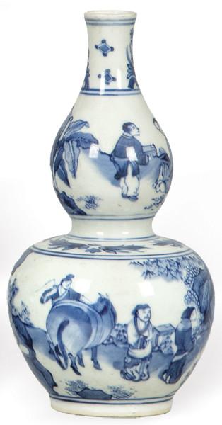 Lote 1384
Botella de doble calabaza de porcelana china azul y blanco transición Dinastía Ming-Qing h. 1640.