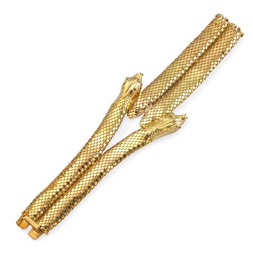  Pulsera con dos cabezas de serpiente con cuerpo con diseño de escamas realizado en oro amarillo de 18K. S. XIX.