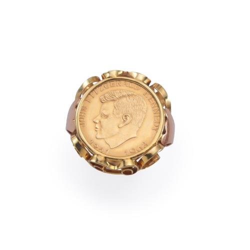  Anillo con moneda de oro en montura de oro amarillo de 18K.