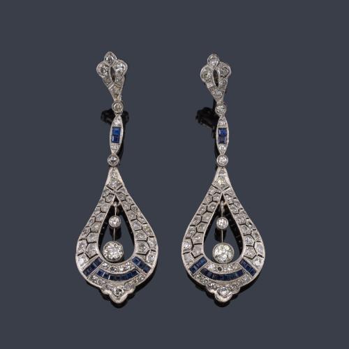  Pendientes largos estilo 'art decó' con brillantes de aprox. 3,50 ct en total y zafiros calibrados.