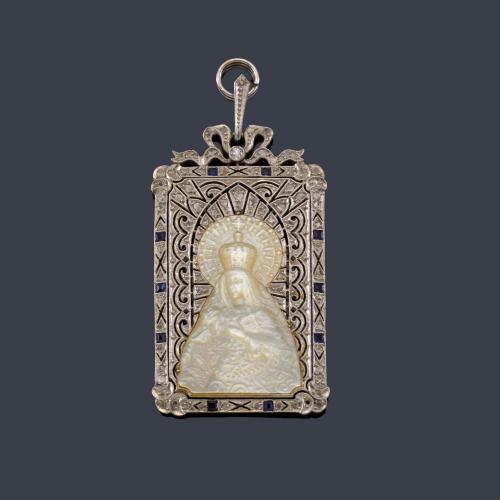  Medalla con la Imagen de la Virgen realizada en platino, nácar y zafiros, años 30.