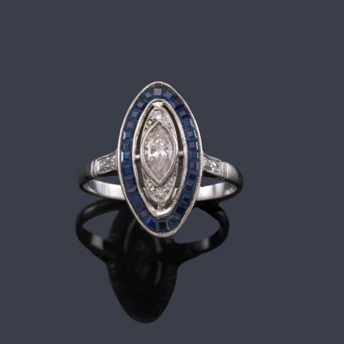 Anillo tipo lanzadera con diamantes talla marquís de aprox. 0,35 ct y dos brillantes en ambos lados, con orla de zafiros calibrados.