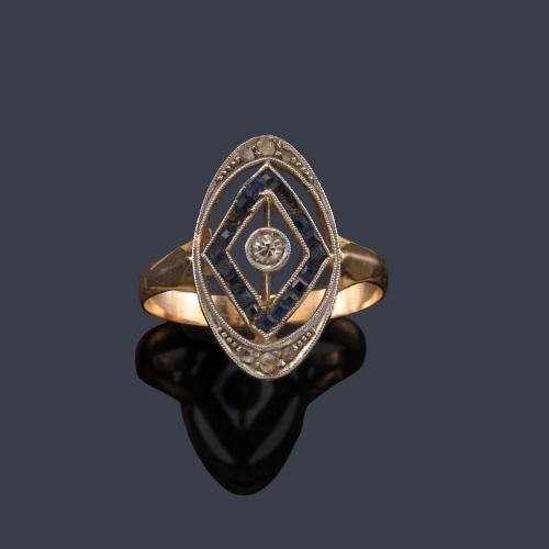  Anillo lanzadera época 'art decó' con diamantes talla rosa y zafiros calibrados. Circa 1930.