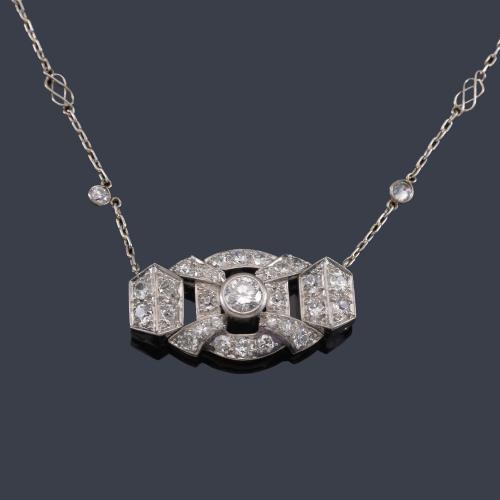  Colgante en forma de placa con diamantes talla antigua y sencilla de aprox. 2,40 ct en total con cadena de platino.