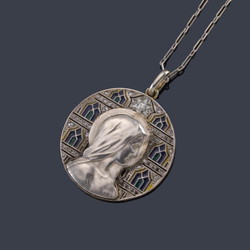 Medalla devocional con la Imagen de La Virgen realizada en platino. Circa 1929.