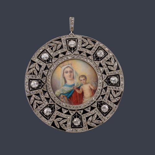  Medalla devocional época 'Belle époque' con La Imagen del Virgen del Carmen con el niño Jesús en brazos, pintado a mano. Circa 1910.