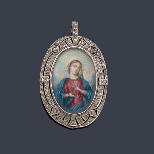  Medalla devocional con La Imagen de La Virgen pintada a mano enmarcado en platino y diamantes talla rosa. Ppios S. XX.